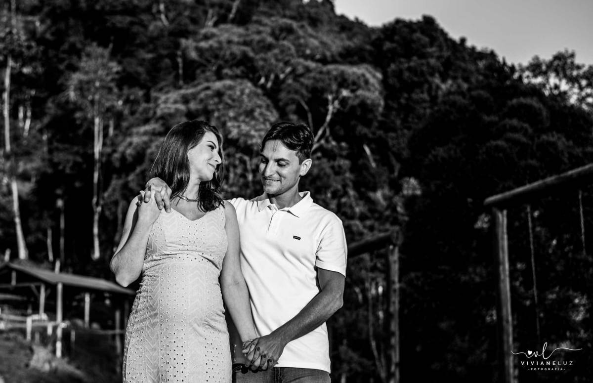 casal feliz a espero de menino 