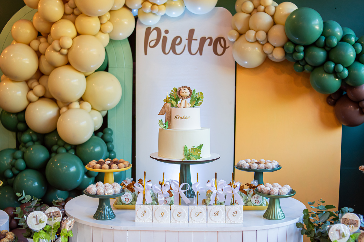 decoração linda de safari nas cores verde, marrom, branco e amarelo