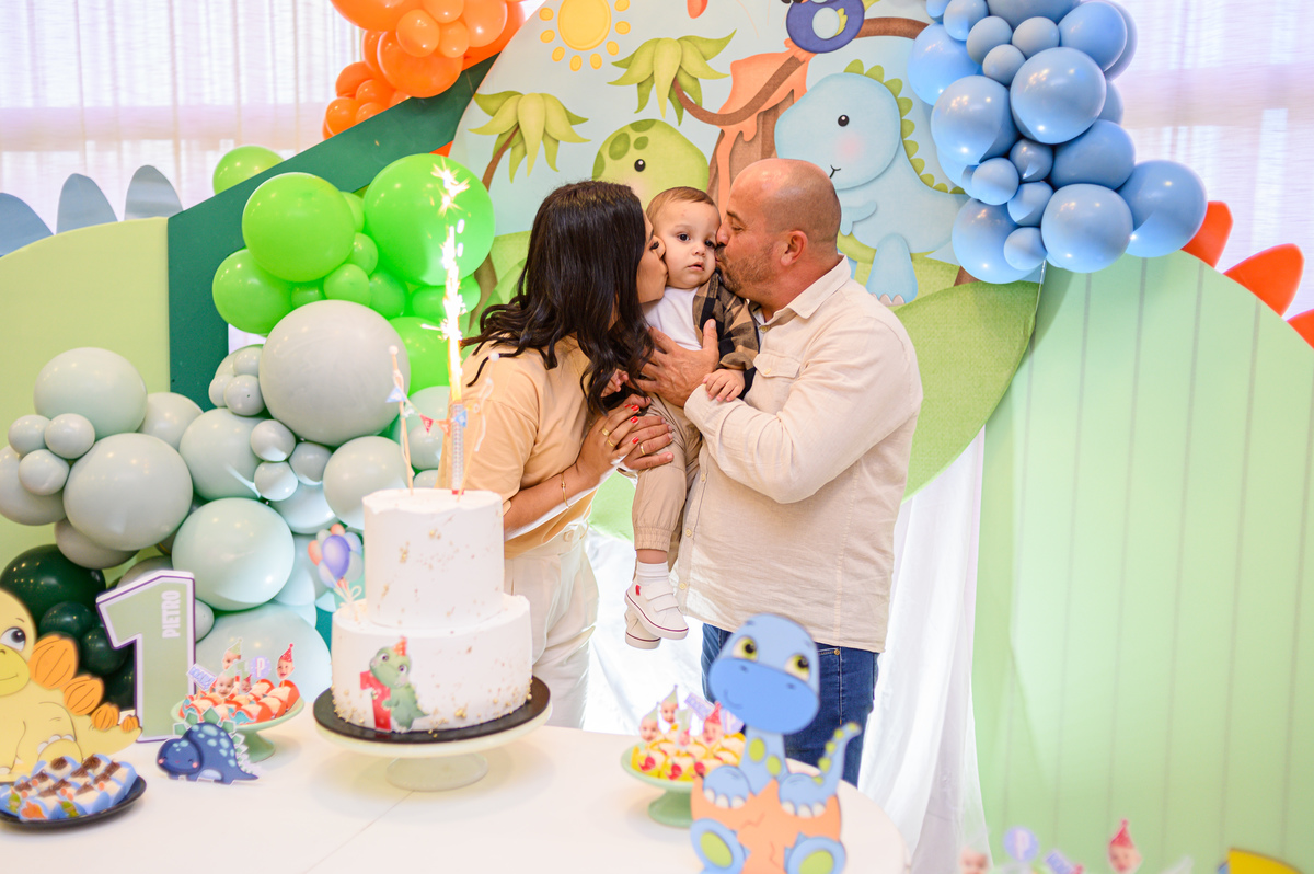 fotos de familia com beijo em bebê