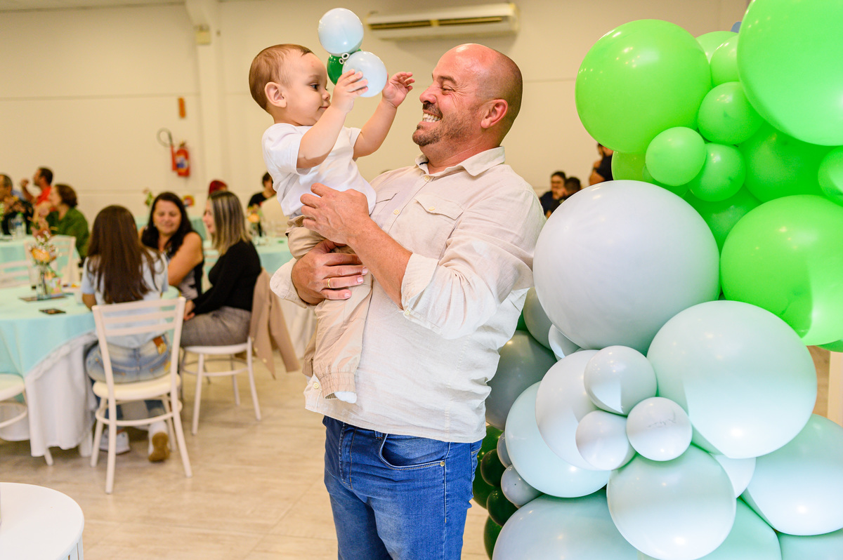 pai e filho na festa