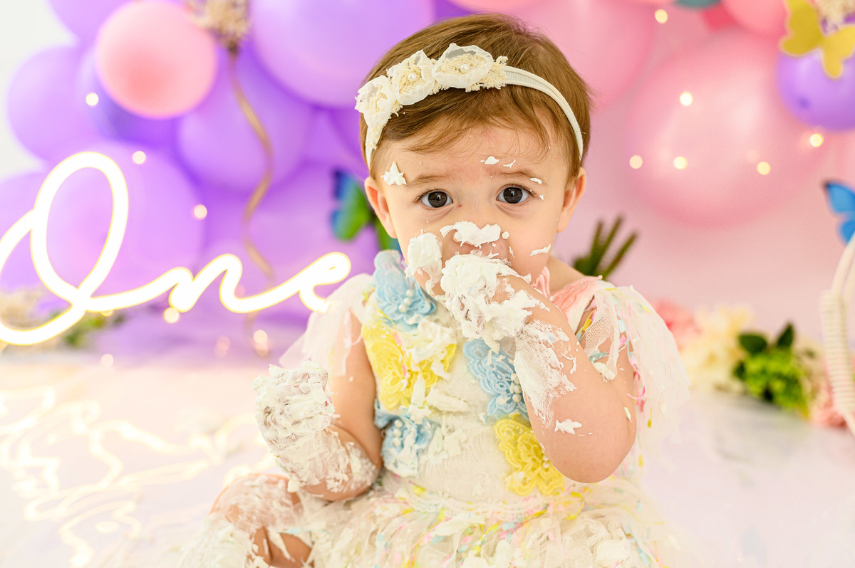 comendo um bolo gostoso