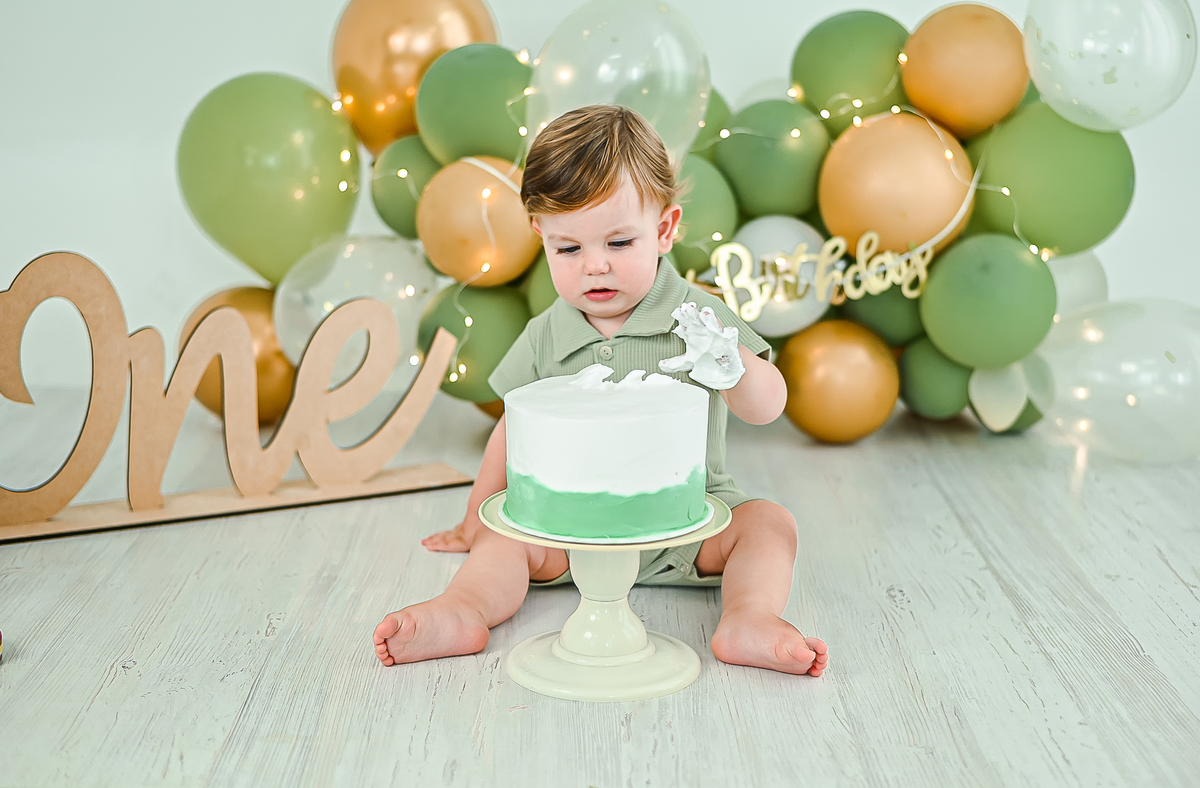 ensaio com o bolo verde e dourado