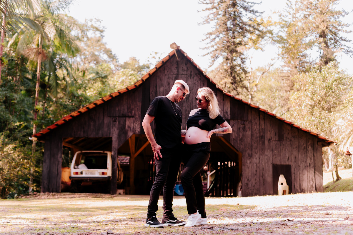 ensaio gestante total black no casa de sitio da familia