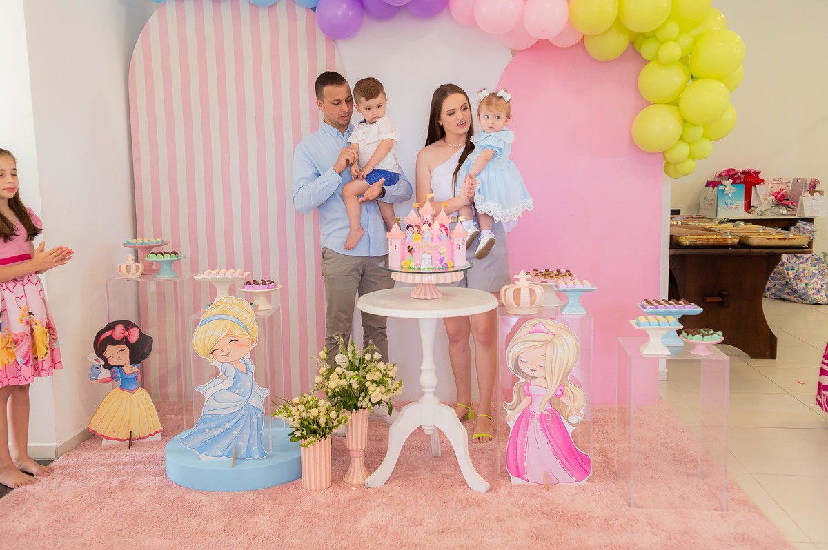 festa de 1 aninho com decoração de princesas