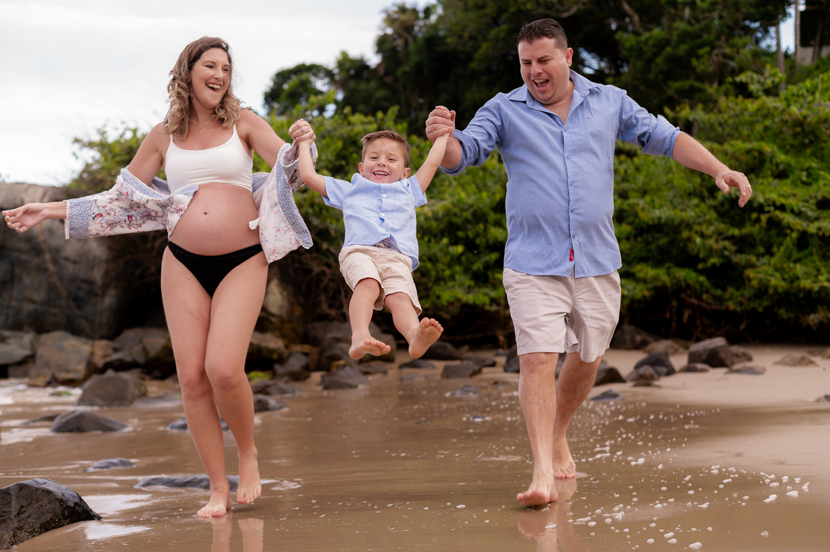 ensaio familia correndo na praia