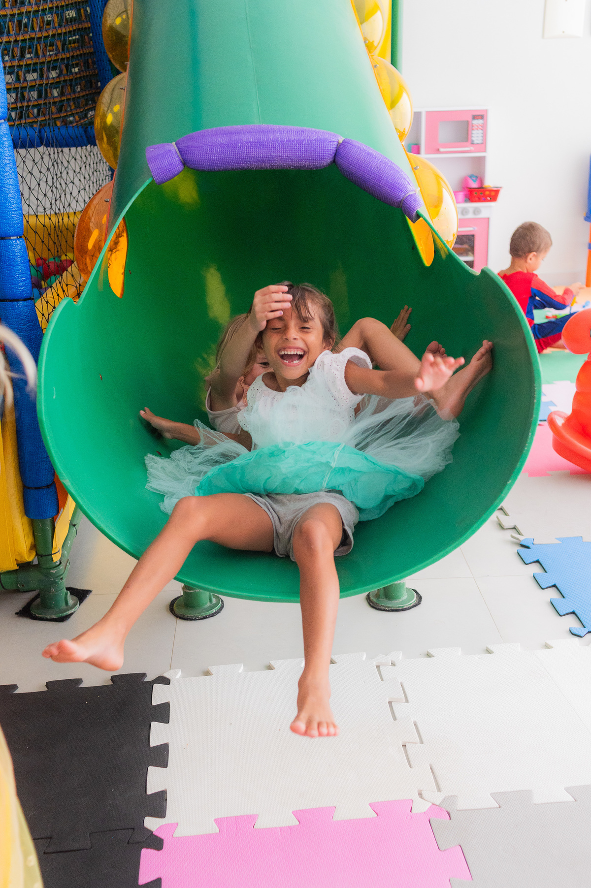 criança feliz no aniversario