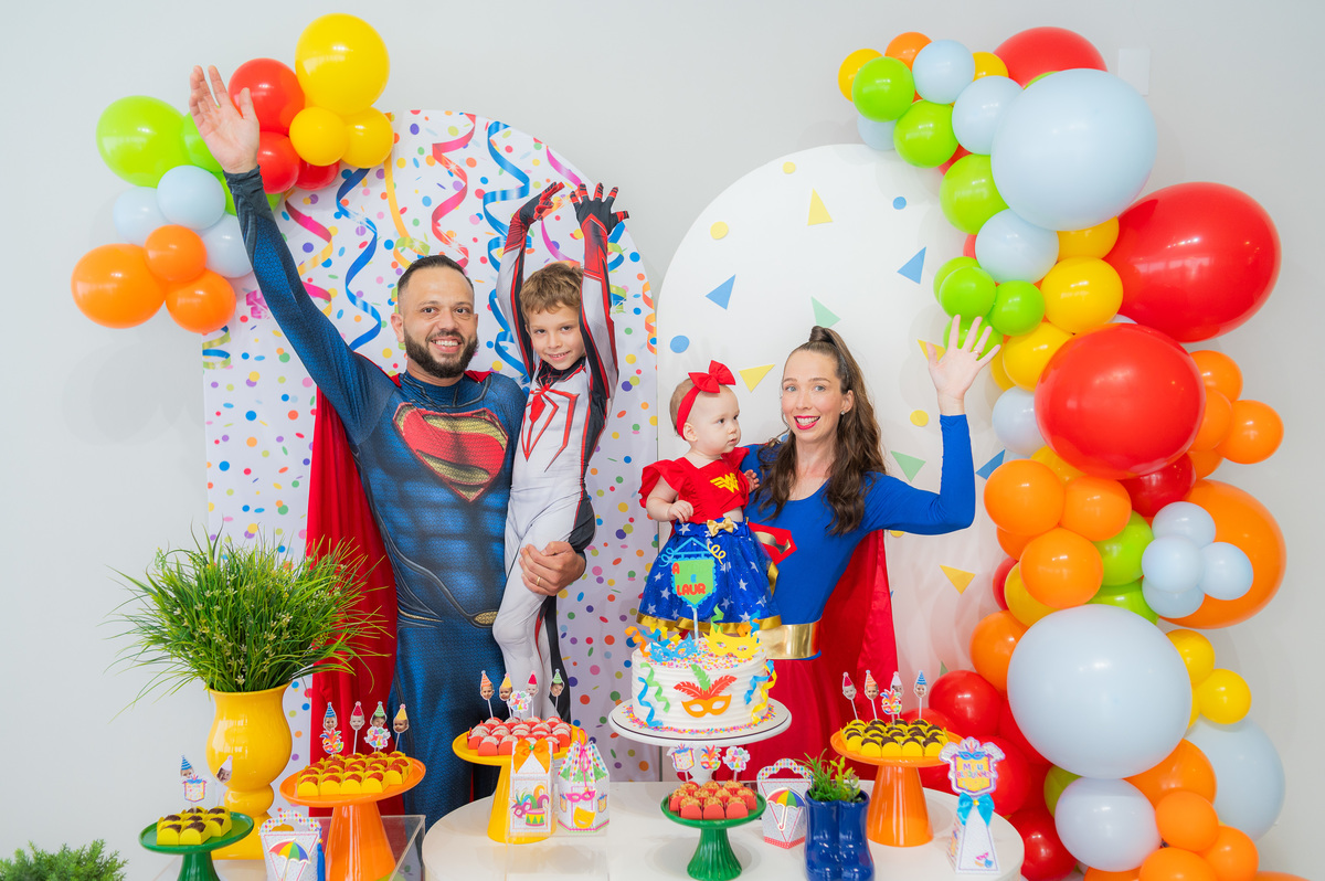 comemoração de aniersario em clima de carnaval
