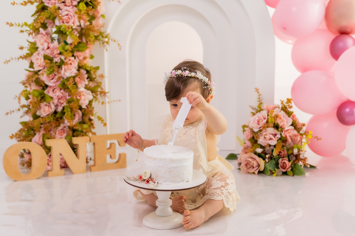 smash the cake de menina, ensaio com bolo