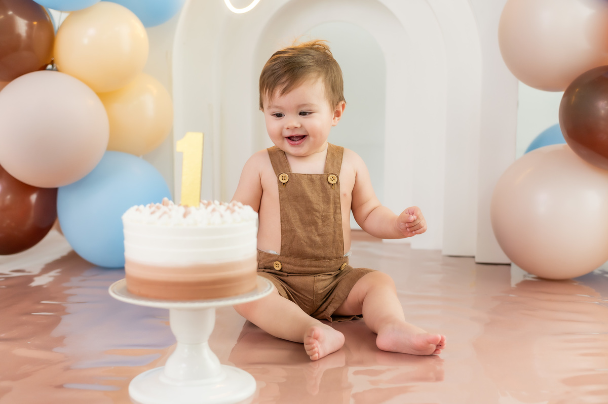 ensaio de 1 aninho do Augusto com bolo em estudio nas cores azul e marrom