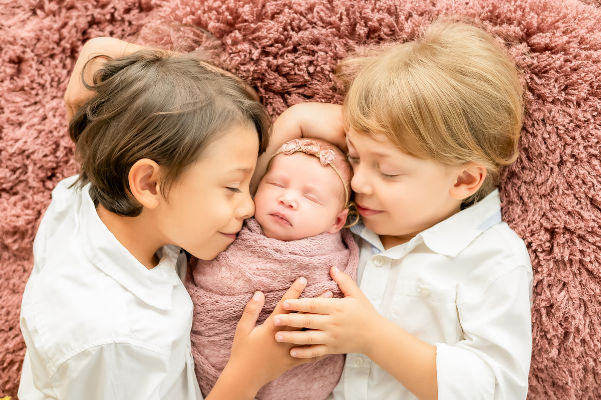 newborn menina com os irmãos
