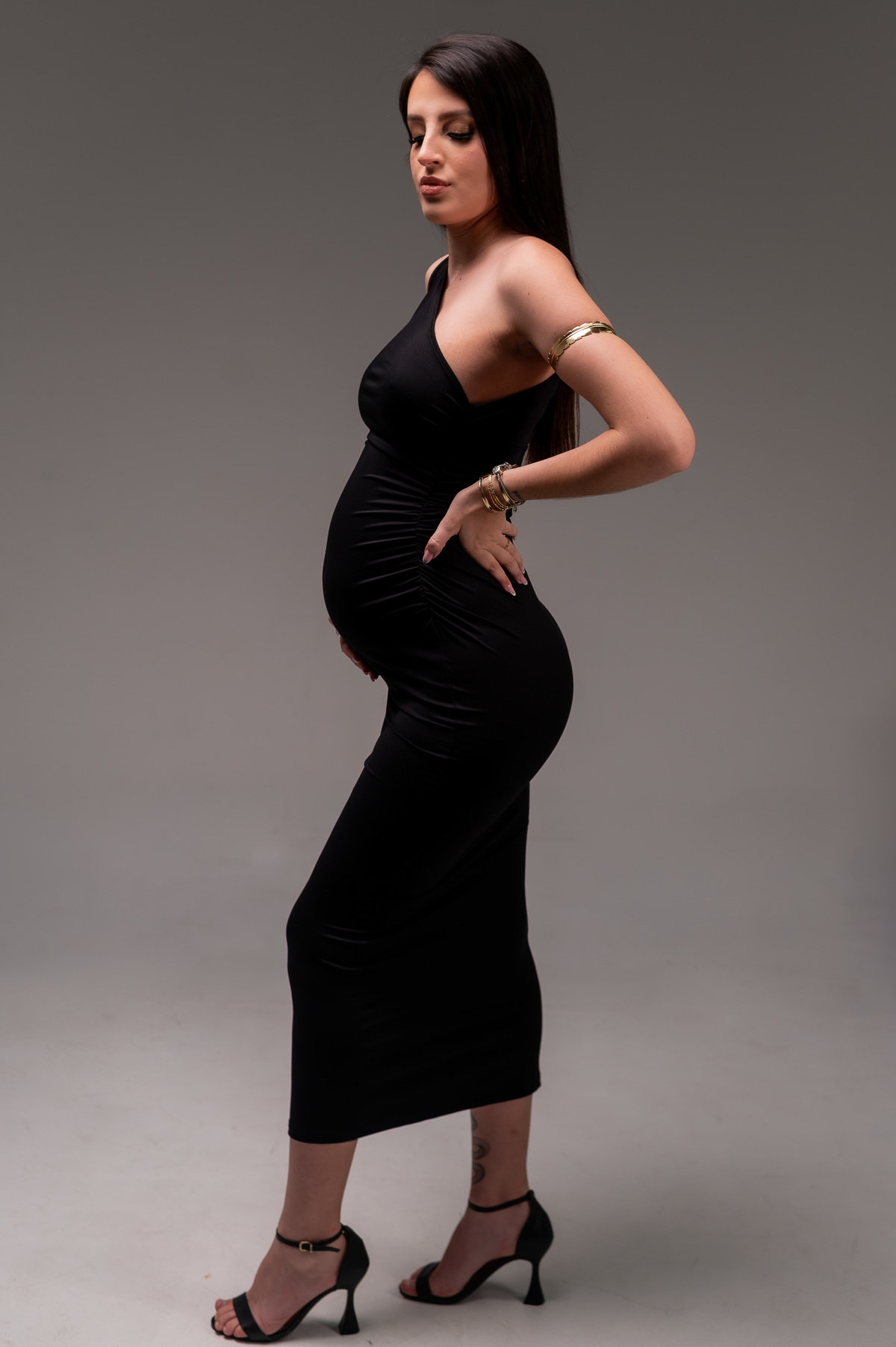 poderosa em basico preto para ensaio gestante em jaragua do sul