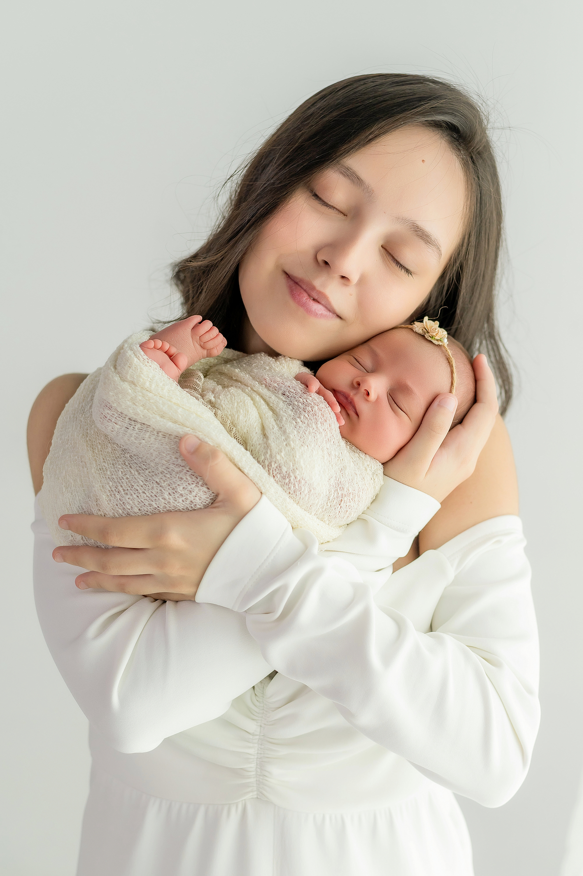 foto de mae e filha, recem nascida, ensaio newborn em jaragua do sul