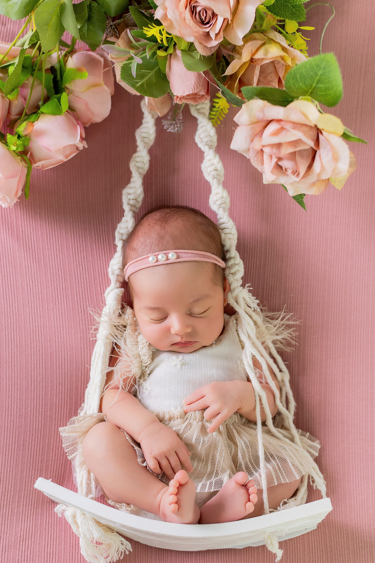 newborn de menina com flores no balanço, fotos de recem nascido