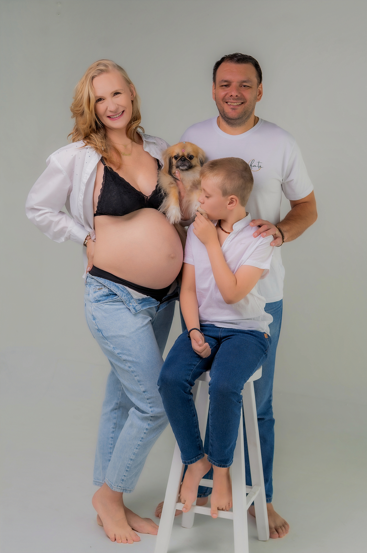 ensaio gestante em familia com a participação do pet