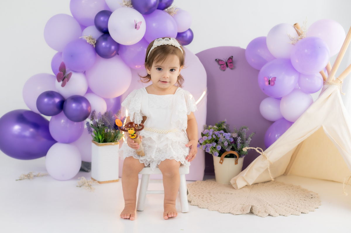 decoração roxo e lilas com borboletas para o ensaio de 1 aninho