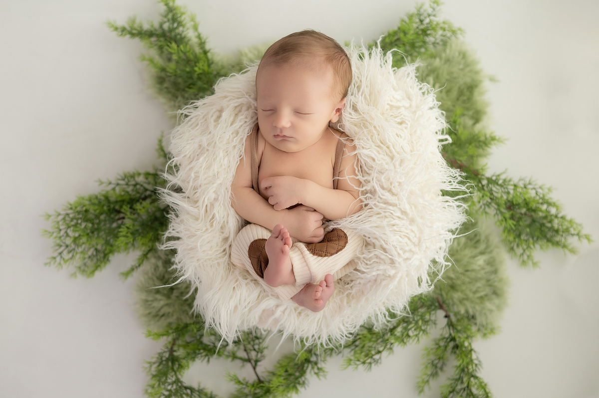 newborn menino tons neutros e verde