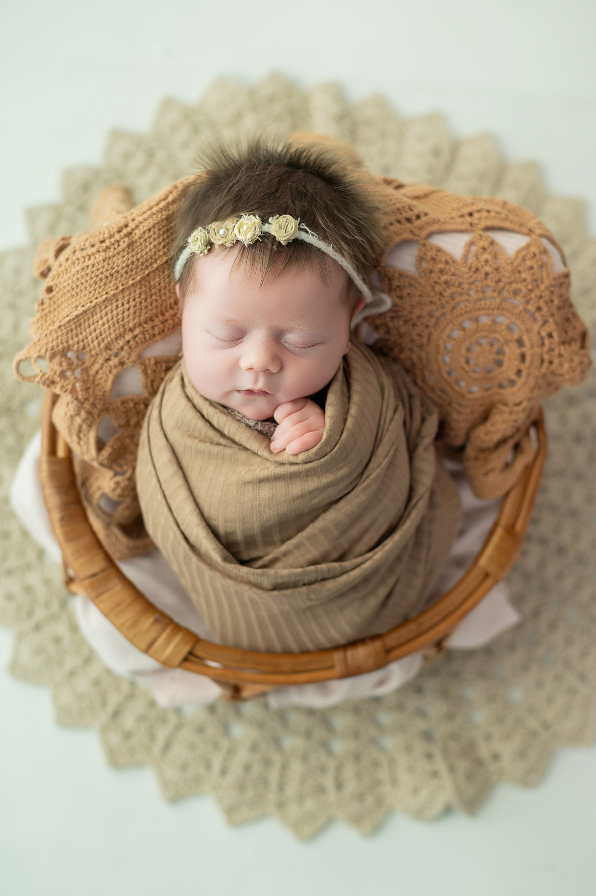 newborn de menina em tons marrom
