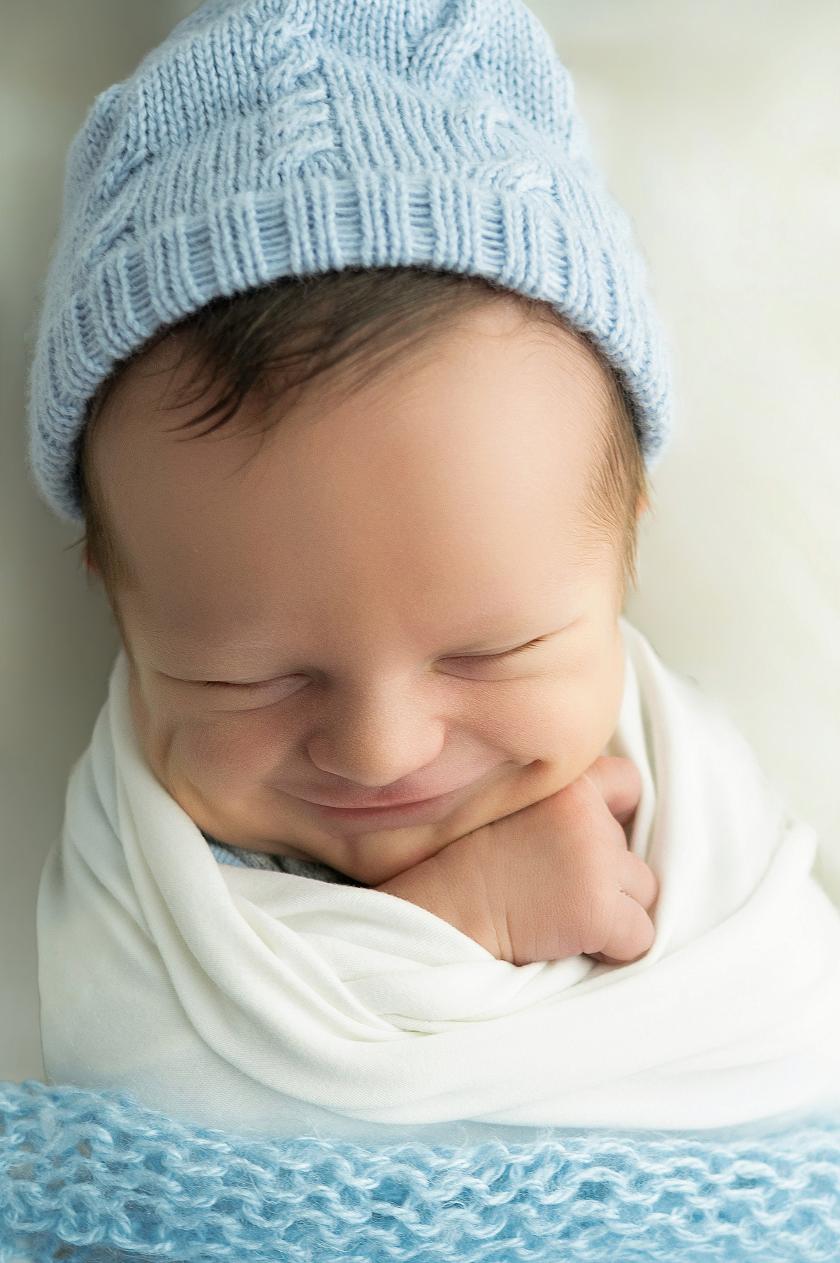 bebe sorrindo na sessão de newborn