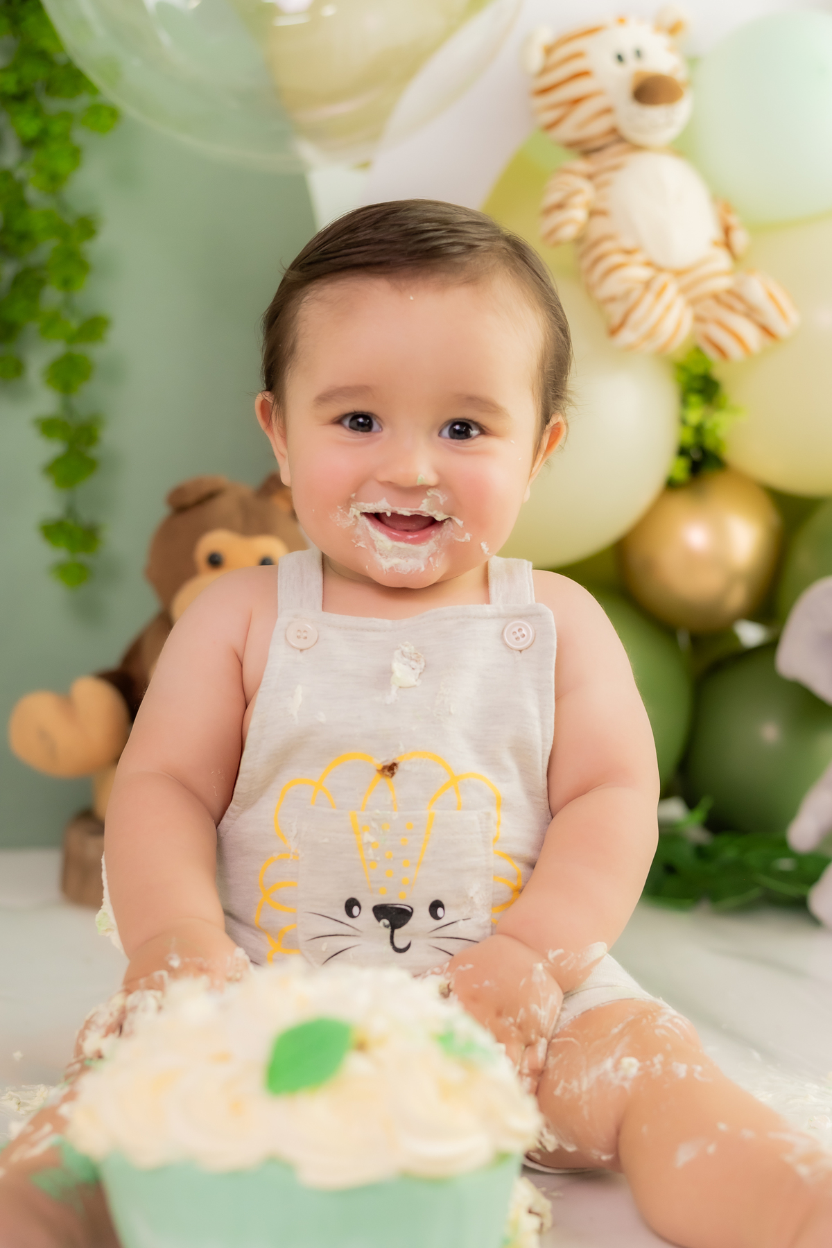 ele amou comer o bolo no seu primeiro aninho