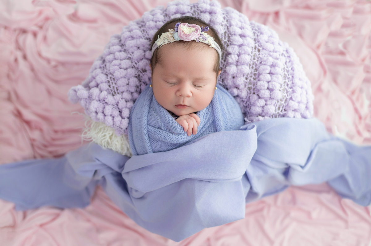 newborn da Kamily em rosa e lilás