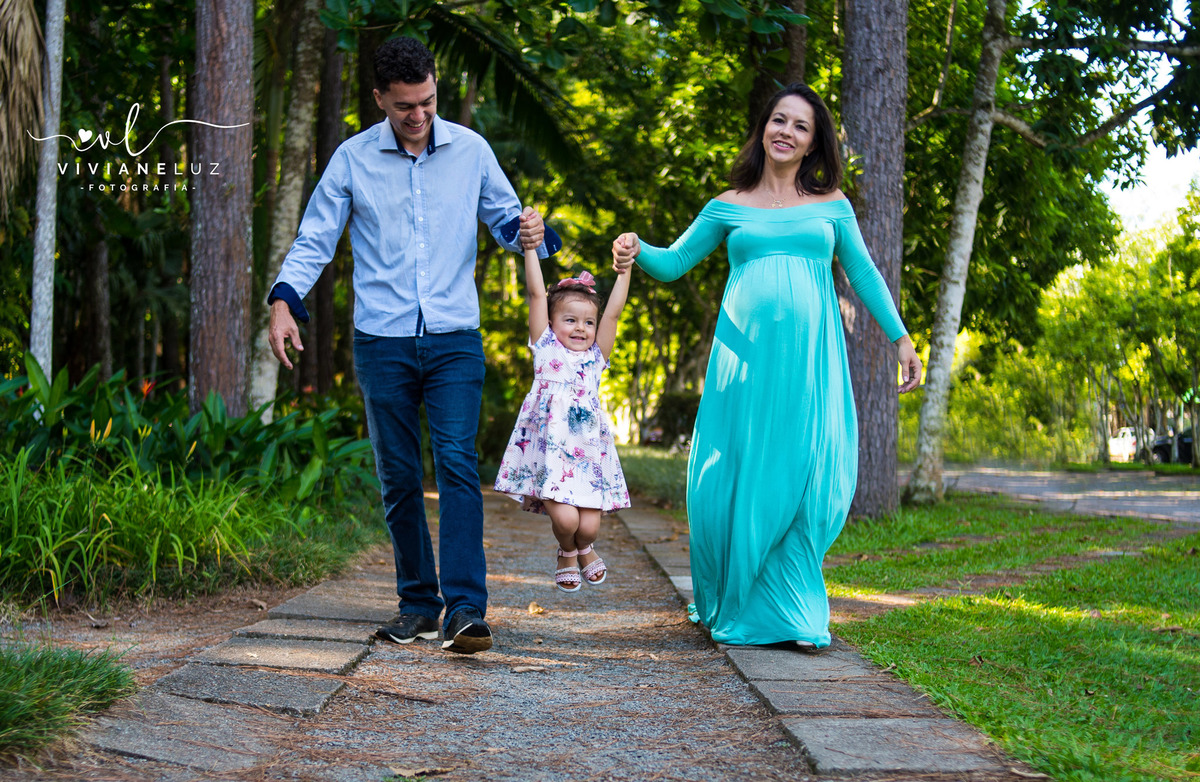 gestante fotografa de guaramirim familia pets ensaio externo de gestante natureza campo mae de menino mae de menina bebe arco iris vestido arco iris vestido gestante parque malwee