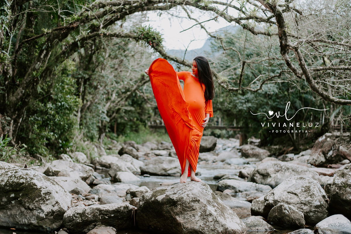 gestante fotografa de guaramirim familia pets ensaio externo de gestante natureza campo mae de menino mae de menina bebe arco iris vestido arco iris vestido gestante estrada bonita