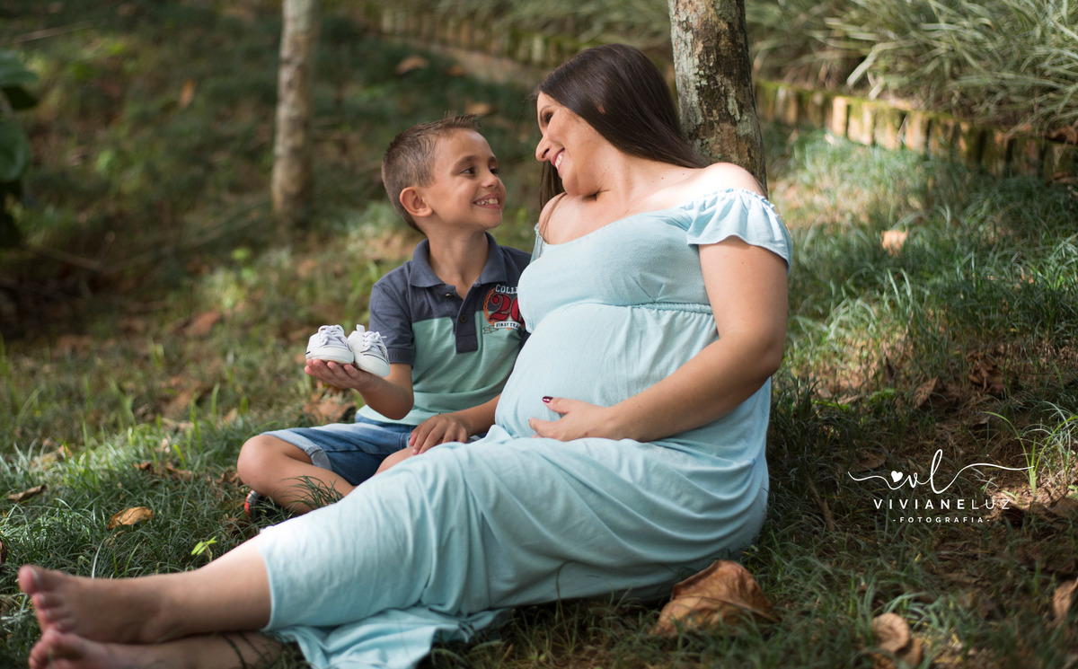 gestante fotografa de guaramirim familia pets ensaio externo de gestante natureza campo mae de menino mae de menina bebe arco iris vestido arco iris vestido gestante
