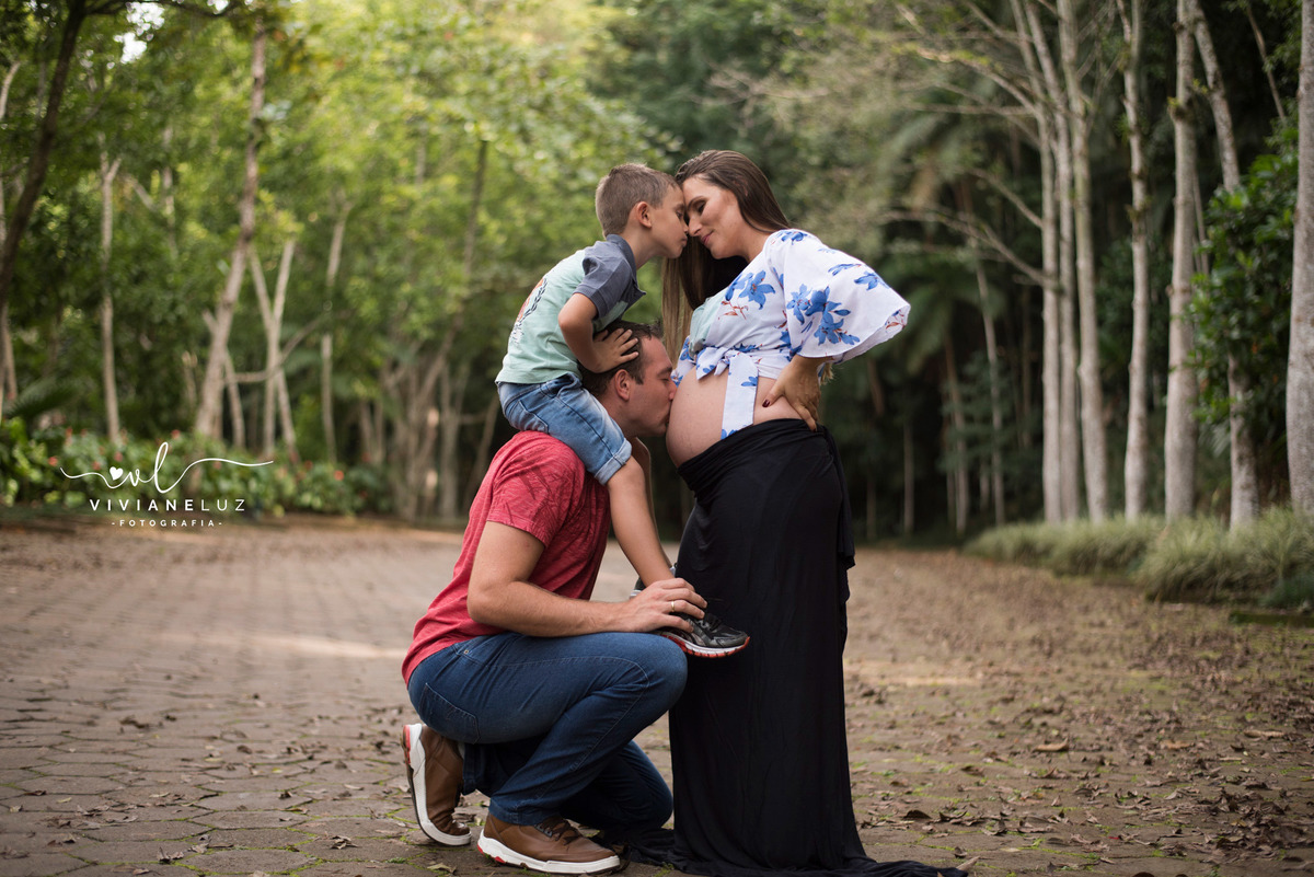 gestante fotografa de guaramirim familia pets ensaio externo de gestante natureza campo mae de menino mae de menina bebe arco iris vestido arco iris vestido gestante