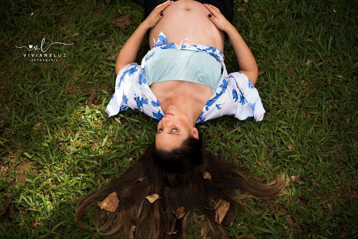 gestante fotografa de guaramirim familia pets ensaio externo de gestante natureza campo mae de menino mae de menina bebe arco iris vestido arco iris vestido gestante