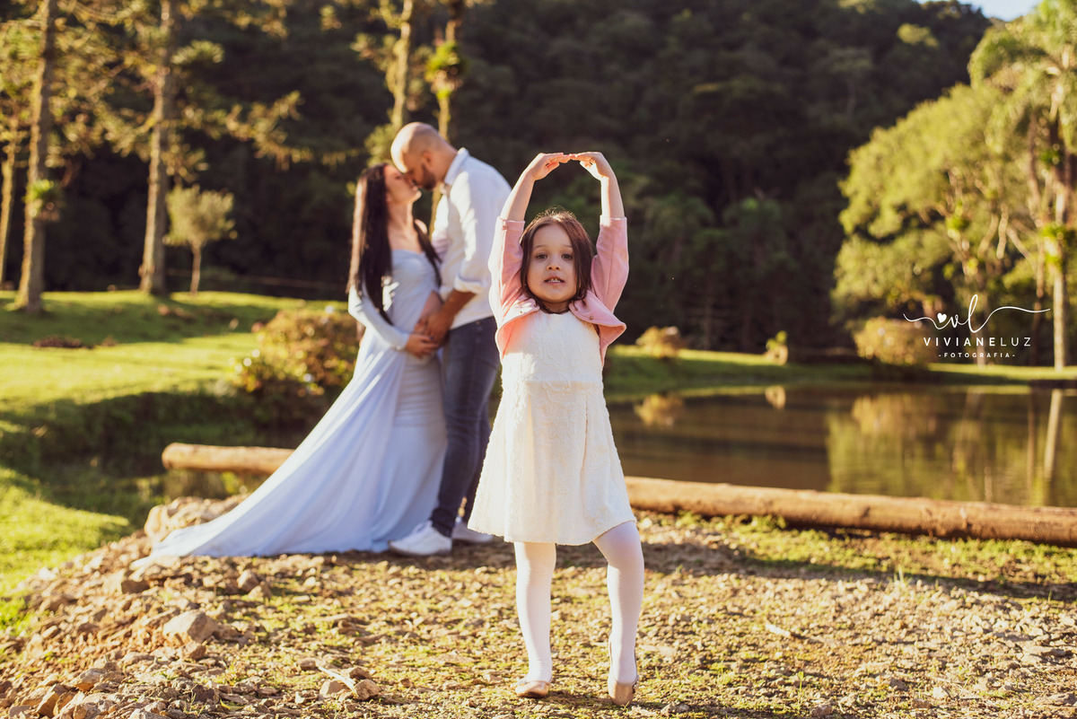 gestante fotografa de guaramirim familia pets ensaio externo de gestante natureza campo mae de menino mae de menina bebe arco iris vestido arco iris vestido gestante