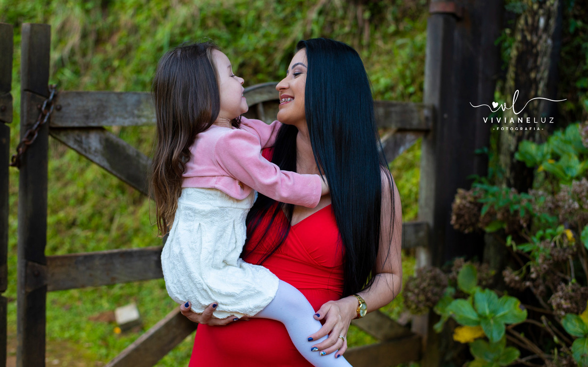 gestante fotografa de guaramirim familia pets ensaio externo de gestante natureza campo mae de menino mae de menina bebe arco iris vestido arco iris vestido gestante