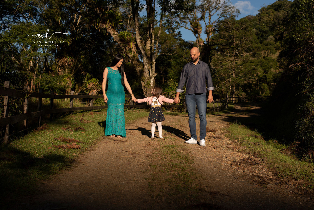 gestante fotografa de guaramirim familia pets ensaio externo de gestante natureza campo mae de menino mae de menina bebe arco iris vestido arco iris vestido gestante
