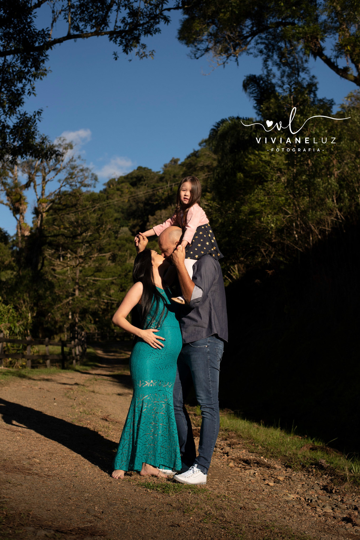 gestante fotografa de guaramirim familia pets ensaio externo de gestante natureza campo mae de menino mae de menina bebe arco iris vestido arco iris vestido gestante