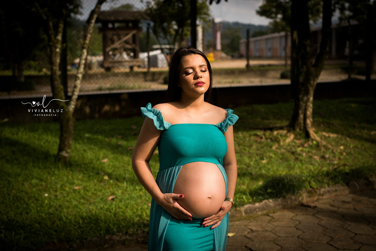 gestante fotografa de guaramirim familia pets ensaio externo de gestante natureza campo mae de menino mae de menina bebe arco iris vestido arco iris vestido gestante parque malwee