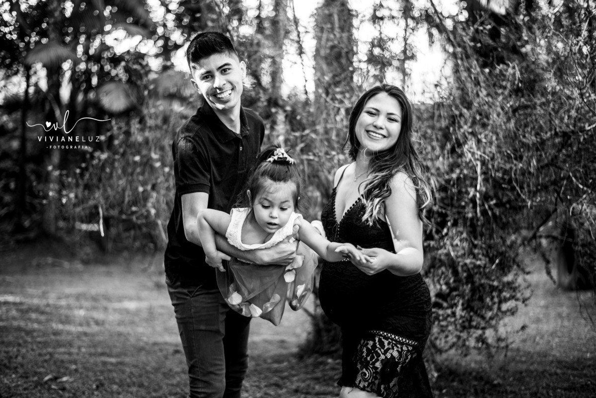 gestante fotografa de guaramirim familia pets ensaio externo de gestante natureza campo mae de menino mae de menina bebe arco iris vestido arco iris vestido gestante parque malwee