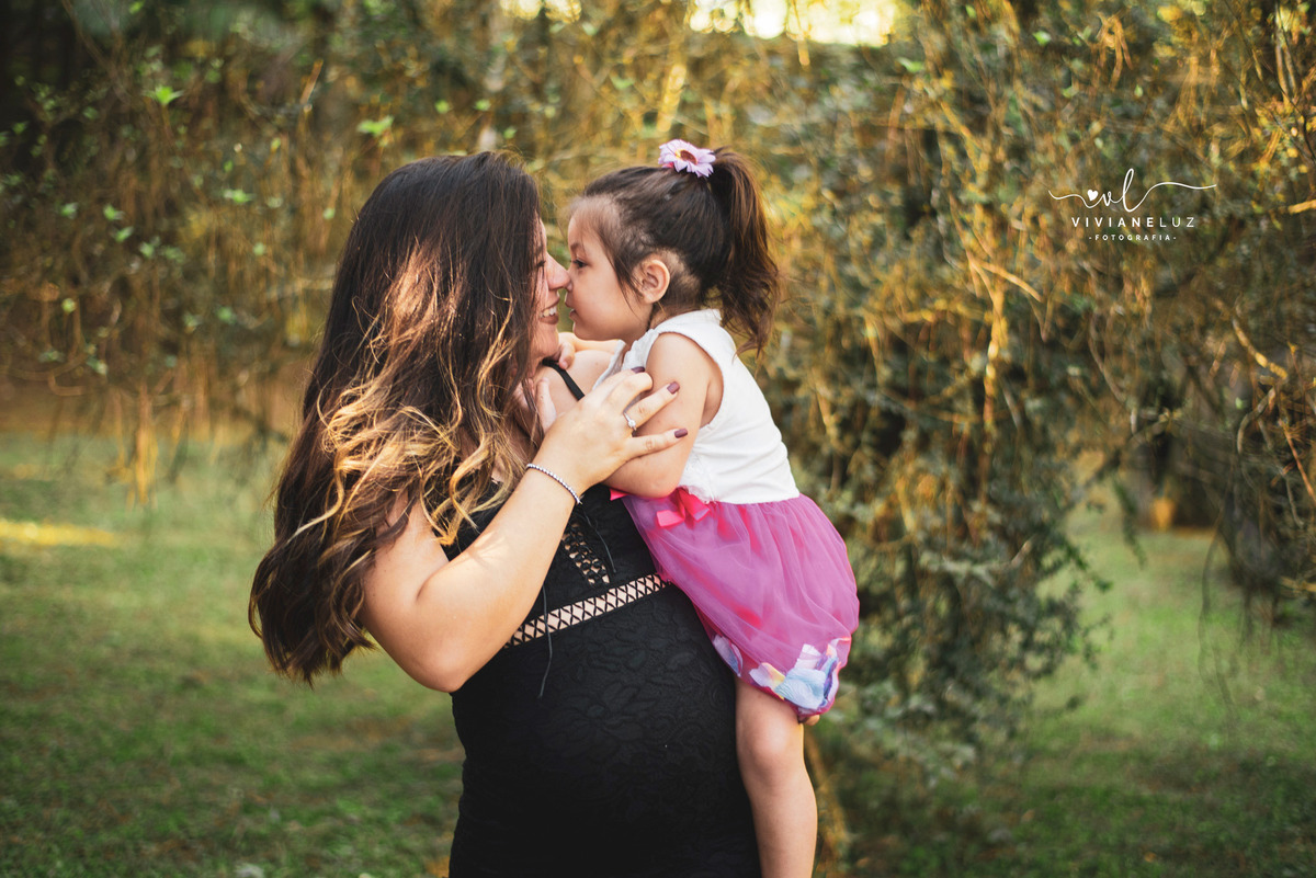 gestante fotografa de guaramirim familia pets ensaio externo de gestante natureza campo mae de menino mae de menina bebe arco iris vestido arco iris vestido gestante parque malwee