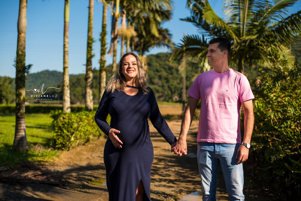 gestante fotografa de guaramirim familia pets ensaio externo de gestante natureza campo mae de menino mae de menina bebe arco iris vestido arco iris