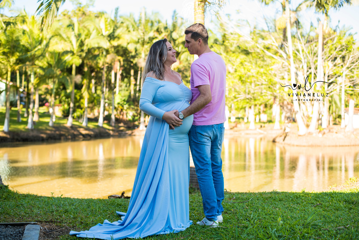 gestante fotografa de guaramirim familia pets ensaio externo de gestante natureza campo mae de menino mae de menina bebe arco iris vestido arco iris