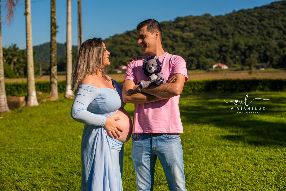 gestante fotografa de guaramirim familia pets ensaio externo de gestante natureza campo mae de menino mae de menina bebe arco iris vestido arco iris