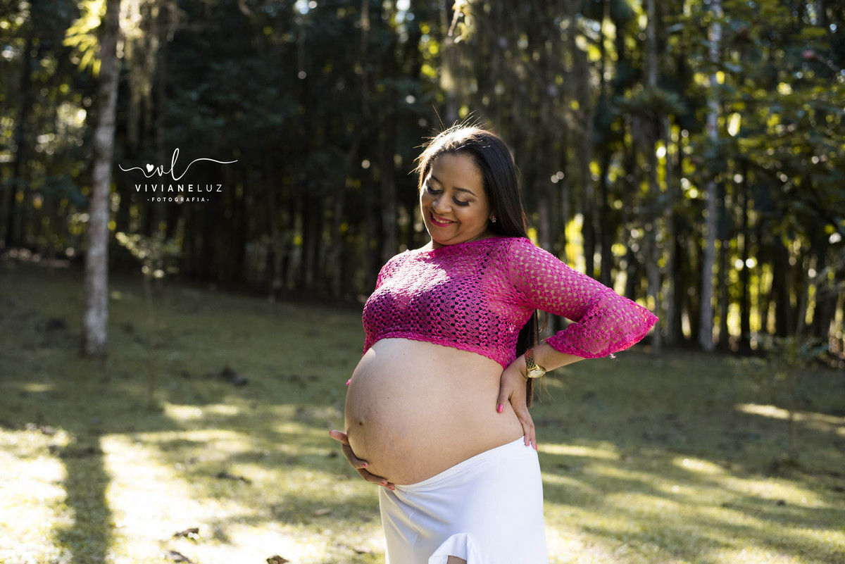 gestante fotografa de guaramirim familia pets ensaio externo de gestante natureza campo mae de menino mae de menina bebe arco iris vestido arco iris vestido gestante parque malwee