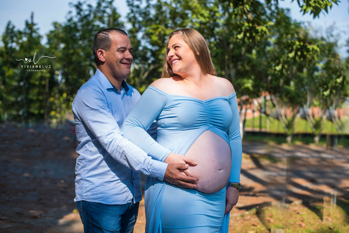 gestante fotografa de guaramirim familia pets ensaio externo de gestante natureza campo mae de menino mae de menina bebe arco iris vestido arco iris vestido gestante parque malwee