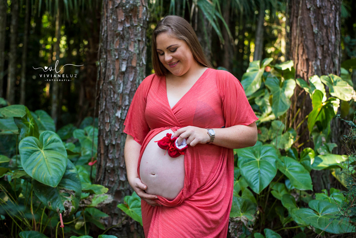 gestante fotografa de guaramirim familia pets ensaio externo de gestante natureza campo mae de menino mae de menina bebe arco iris vestido arco iris vestido gestante parque malwee