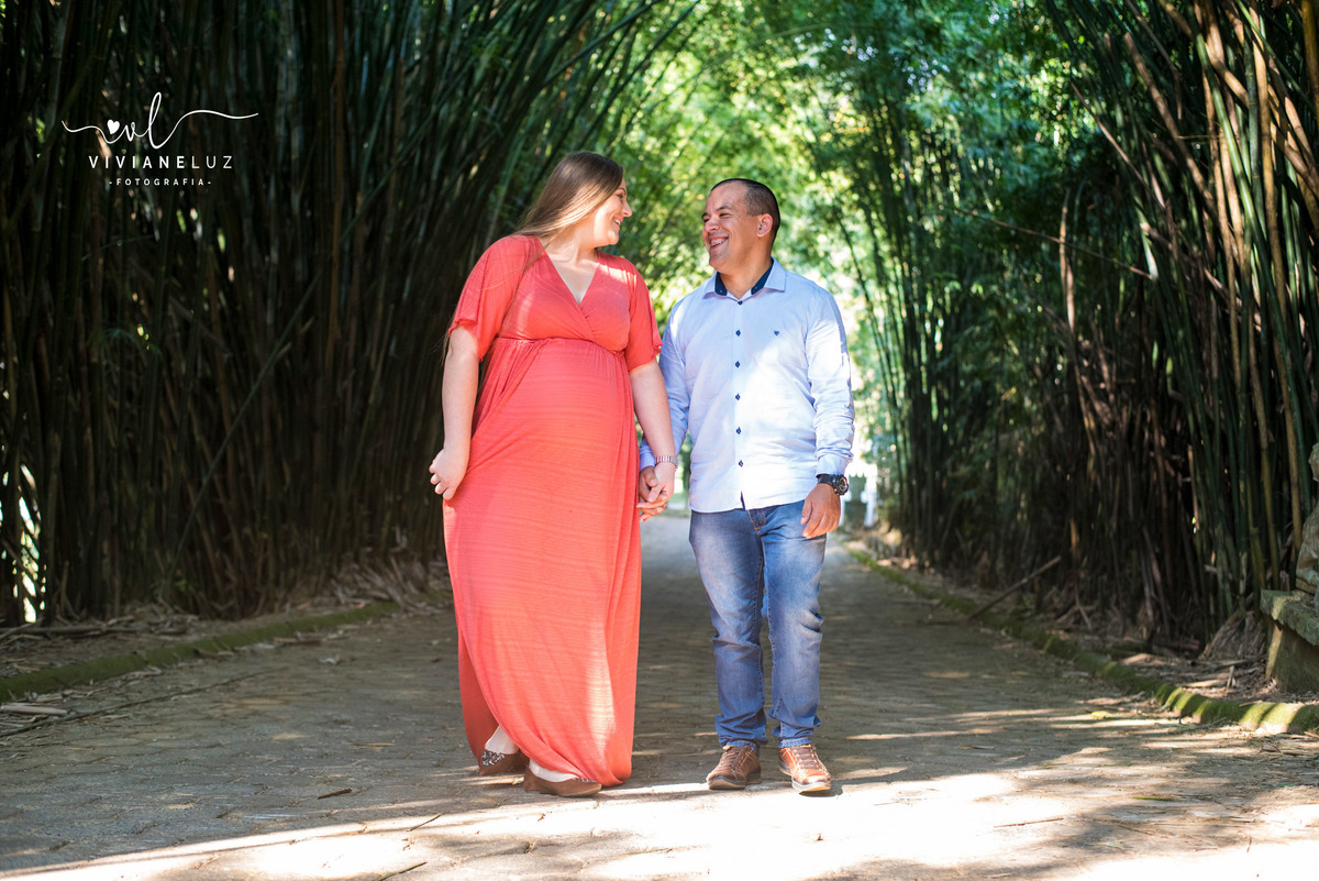 gestante fotografa de guaramirim familia pets ensaio externo de gestante natureza campo mae de menino mae de menina bebe arco iris vestido arco iris vestido gestante parque malwee