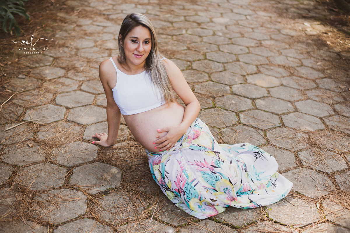 gestante fotografa de guaramirim familia pets ensaio externo de gestante natureza campo mae de menino mae de menina bebe arco iris vestido arco iris vestido gestante parque malwee