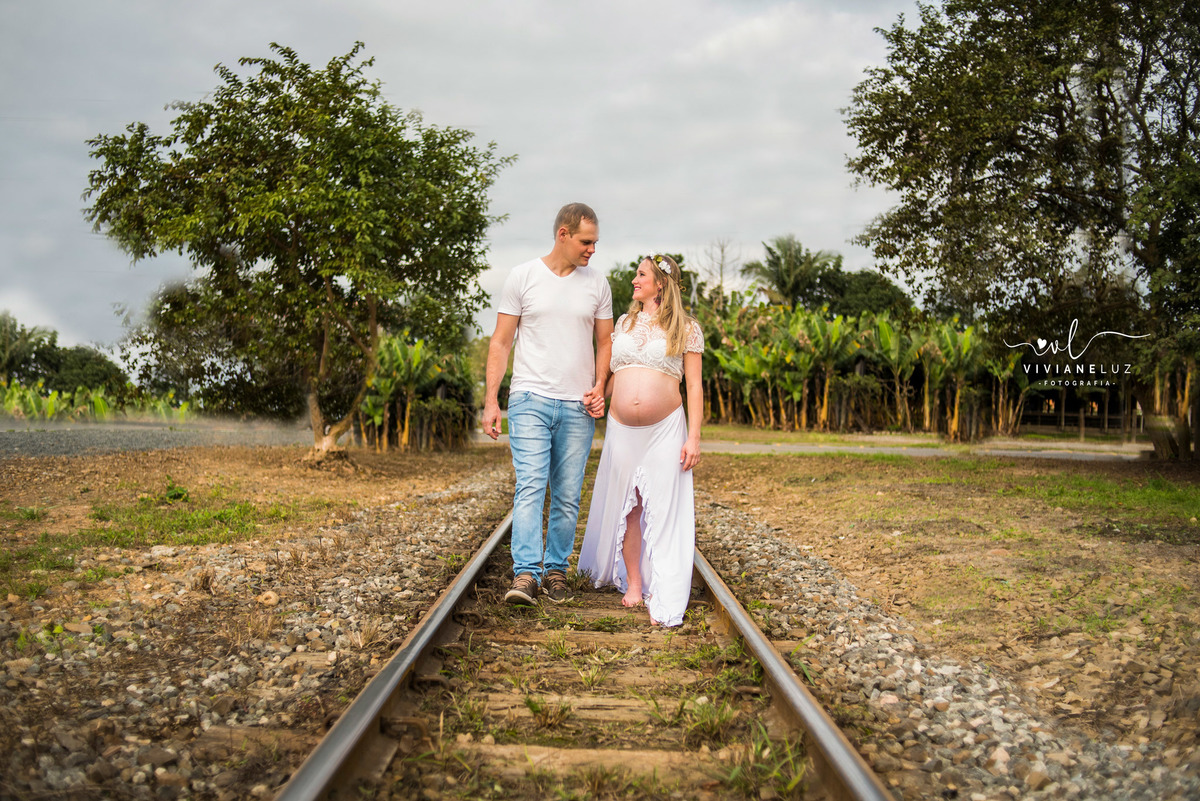 gestante fotografa de guaramirim familia pets ensaio externo de gestante natureza campo mae de menino mae de menina bebe arco iris vestido arco iris vestido gestante