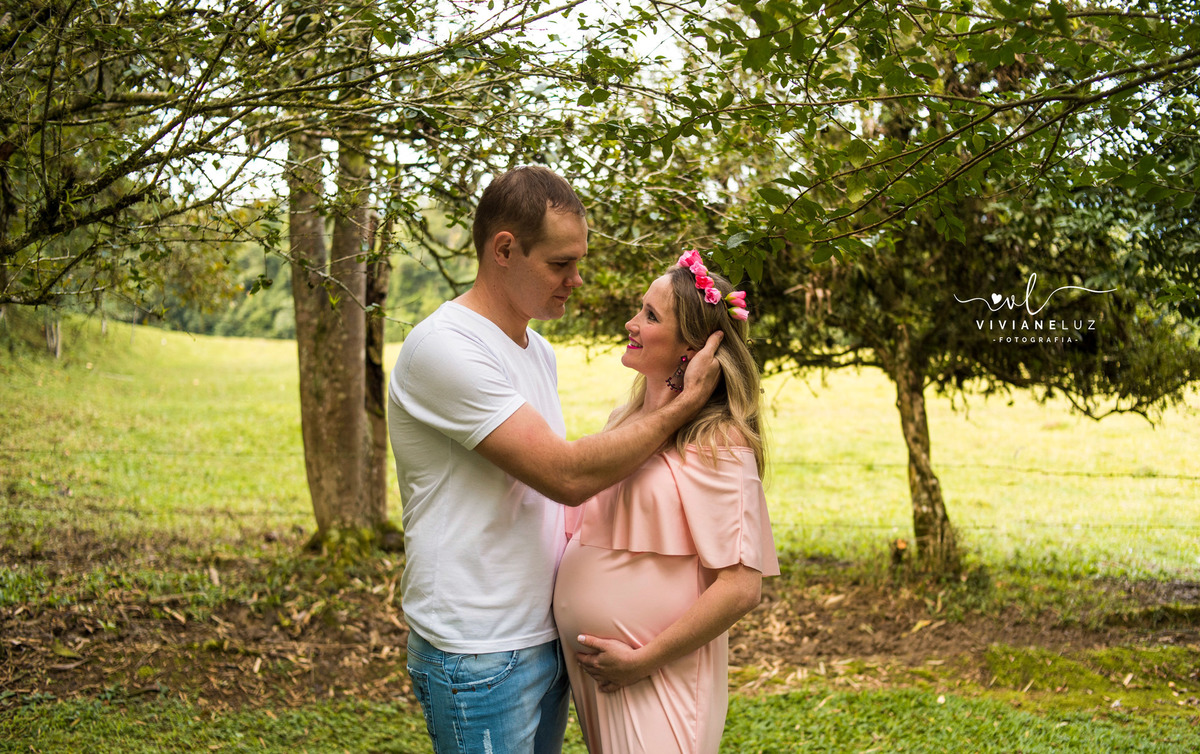 gestante fotografa de guaramirim familia pets ensaio externo de gestante natureza campo mae de menino mae de menina bebe arco iris vestido arco iris vestido gestante