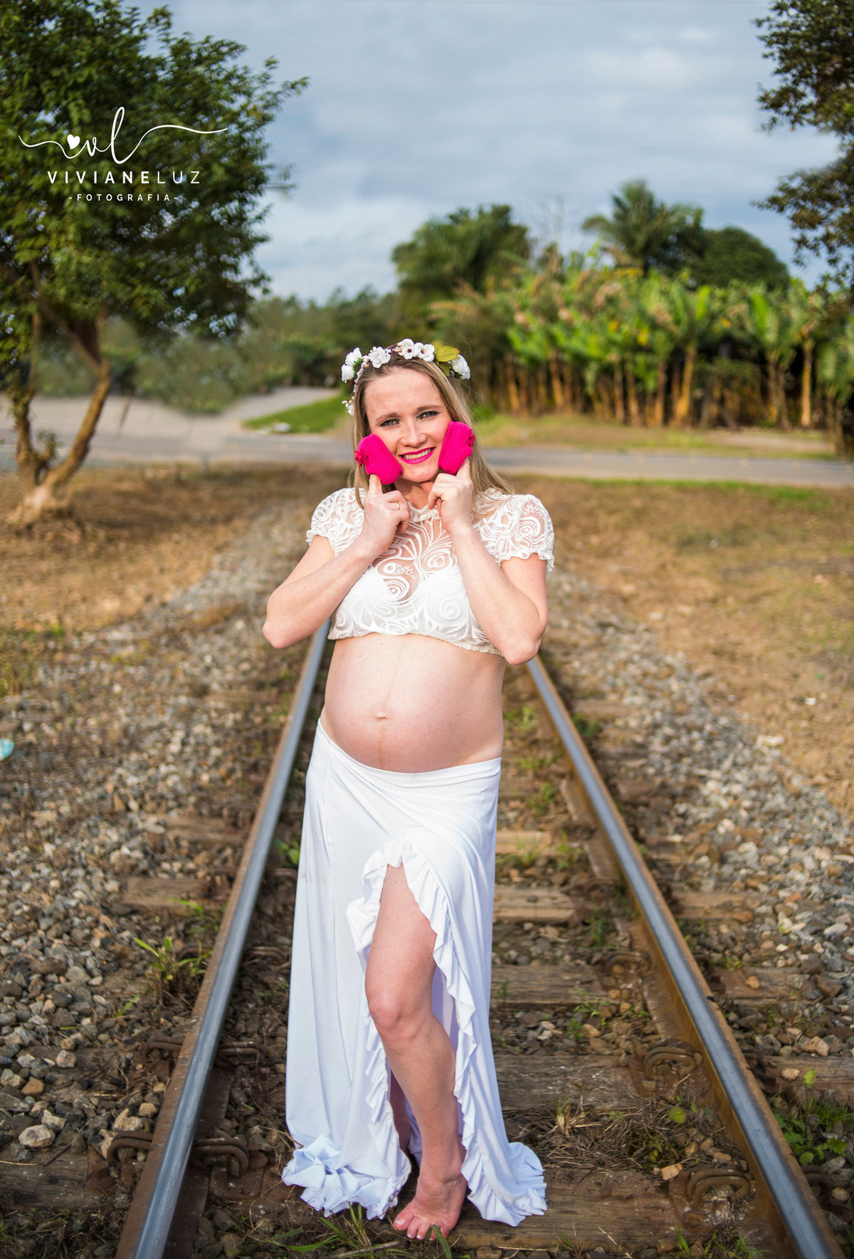 gestante fotografa de guaramirim familia pets ensaio externo de gestante natureza campo mae de menino mae de menina bebe arco iris vestido arco iris vestido gestante