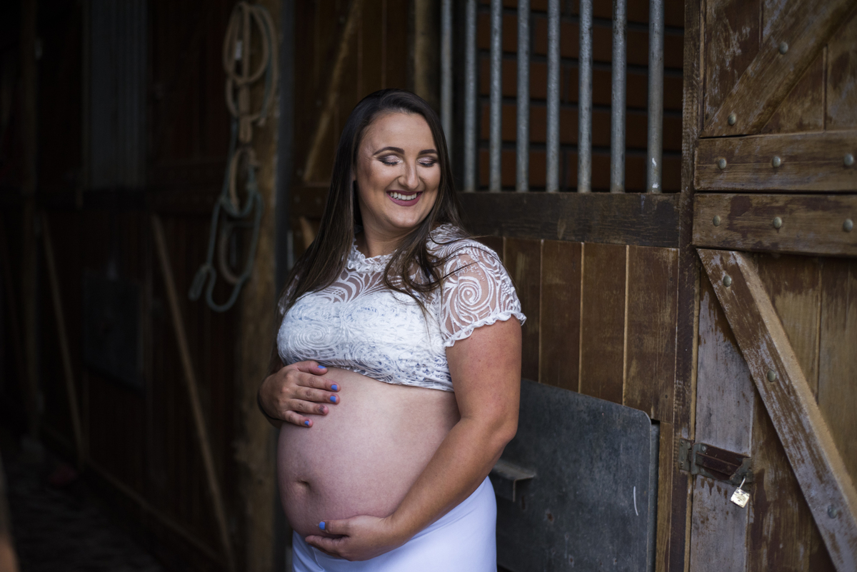 gestantes pregnant fotografia de gestante fotografa de guaramirim familia pets ensaio externo de gestante natureza campo mae de menino mae de menina