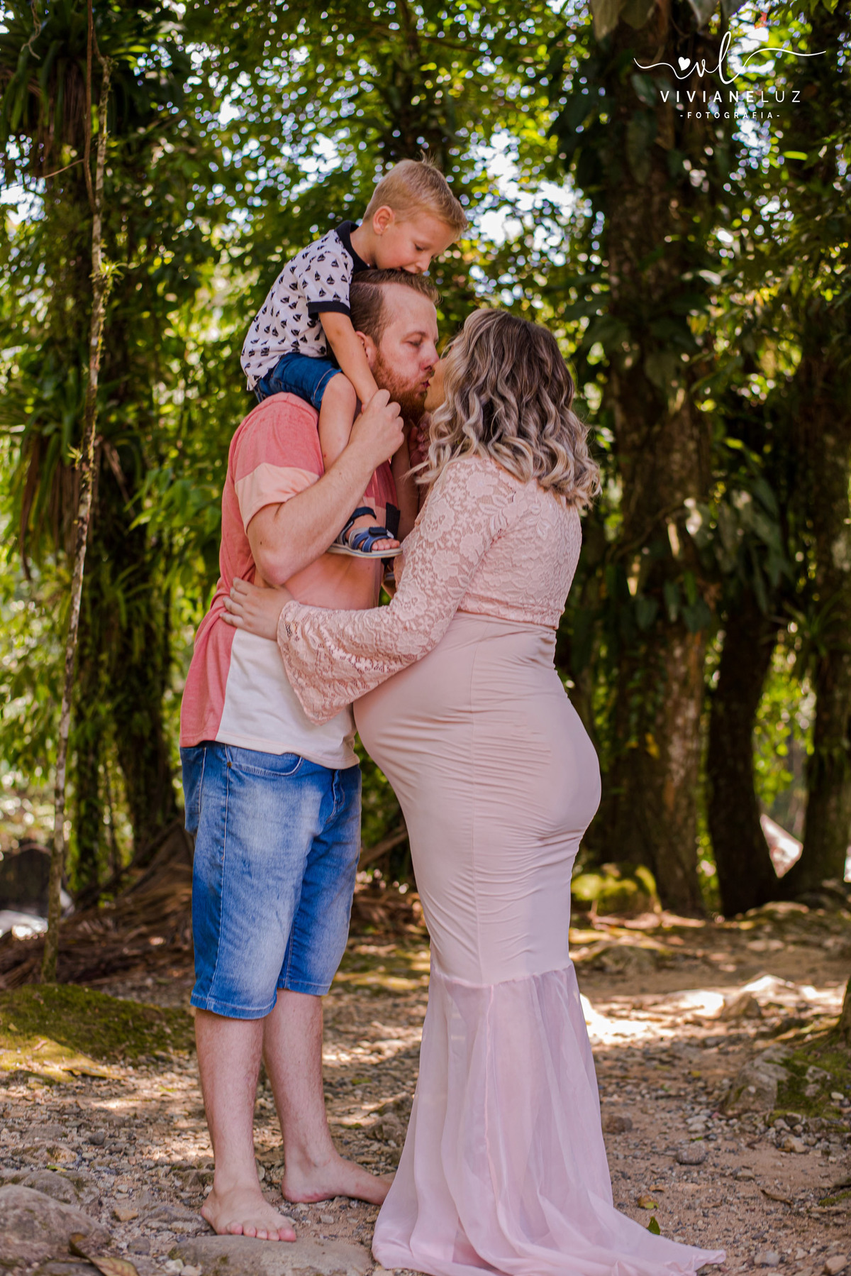 foto de ensaio de familia gestante natureza fotografa viviane luz em joinville
