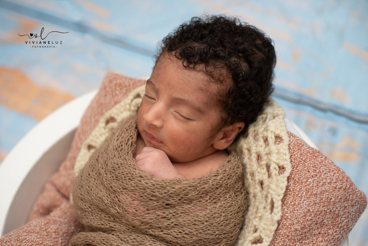 ensaio newborn domiciliar em guaramirim e regiao fotografa de recem nascidos fotografa infantil newborn em casa newborn seguro 